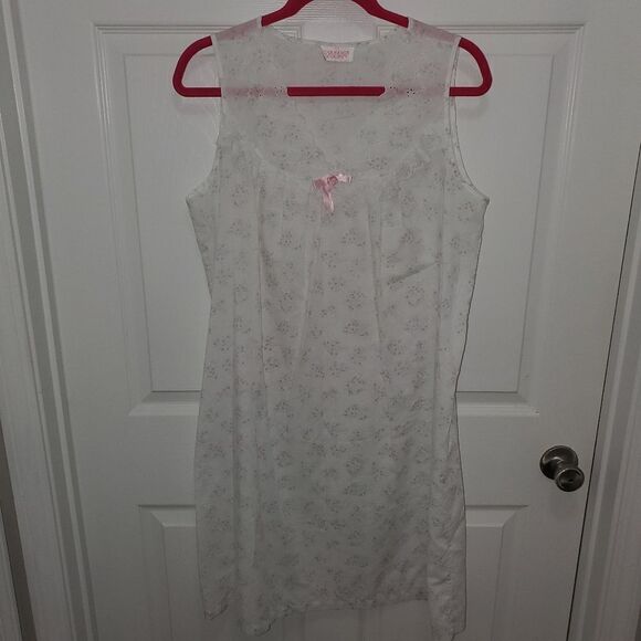 VINTAGE COTTON CARRIAGE COURT EYELETSCALLOPED EDGE NECKLINE & LACE RUFFLE SMALL - Picture 2 of 5